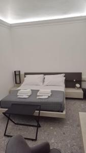 a bedroom with a bed with towels on it at Mansio Pegaso in Tivoli