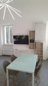 a white dining room with a white table and chairs at Mansio Pegaso in Tivoli
