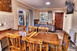 a dining room with a table and chairs and a bed at Grateus Apart in Villa General Belgrano
