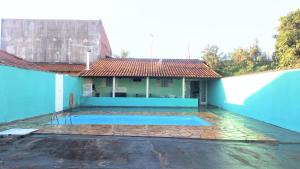 a swimming pool in the backyard of a house at Edícula Gigá in Brotas