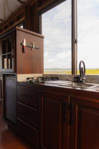 a kitchen with a sink and a large window at Paraíso Nimah in Flores