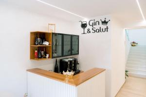 a coffee shop with a counter in a room at B&B Da Anna in Torretta