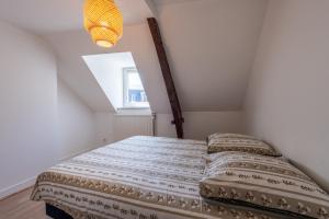 a bed in a small room with a window at Le Reflet de L'eau - Plages à proximité in Eu