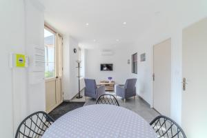 a hallway with chairs and a table in a room at La Demeure des Sources - Iris - Avec climatisation in Bourbon-Lancy +4 photos