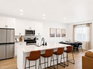 a kitchen with a large white island in a room at Desert View in Long Valleu in Washington