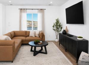 a living room with a couch and a table at Desert View in Long Valleu in Washington
