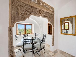 a dining room with a table and chairs at Maisonnette Olea Hammamet in Hammamet