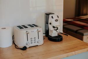 a coffee maker and a toaster sitting on a counter at Hanul Morii in Ciucea