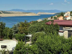 a town with a view of a body of water at Apartmani Božica in Jadranovo