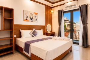 a bedroom with a large bed and a window at TamCoc Golden Mountain Homestay in Vũ Lâm