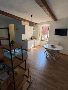 a living room with a table and a kitchen at Alloggio turistico All'Ombra della Torre in Viterbo
