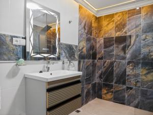 a bathroom with a sink and a mirror at Atlas - Appartement moderne in Fez