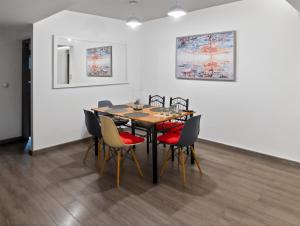a dining room with a table and chairs at Atlas - Appartement moderne in Fez