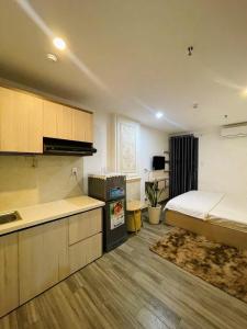 a room with a kitchen and a bed in it at Sencoco Hotel in Hà Quảng (4)