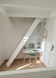a white desk with a chair in a room at Casa Verde in Berck-sur-Mer