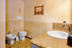 a bathroom with a sink and a toilet and a tub at Casa Alighieri 2 in Levanto