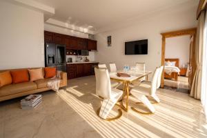 Телевизия и/или развлекателен център в Utopia Beachfront Vacation Club