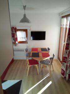 a dining room table and chairs in a room at Charmant Studio La Toussuire in La Toussuire
