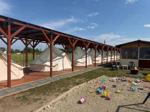 Eine Gruppe von Zelten mit Spielzeug im Dreck in der Unterkunft Meme Glamping in Corbu