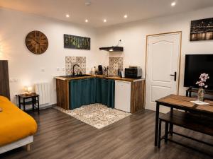 a room with a kitchen and a living room at Le cocondor - Design soigné et Parking facile in Montréjeau