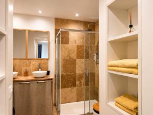a bathroom with a shower and a sink at Le cocondor - Design soigné et Parking facile in Montréjeau