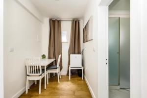 a small dining room with a table and chairs at Maison Azur Oeiras Beach in Oeiras