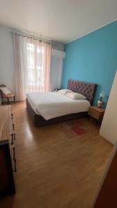a bedroom with a bed and a blue wall at Eden Riviera in Beausoleil