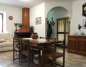 ein Wohnzimmer mit einem Tisch und einem Klavier in der Unterkunft Dimora Ferretti in Venarotta