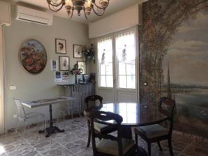 a dining room with a table and a window at Riflessi d'Arte in Provaglio d'Iseo