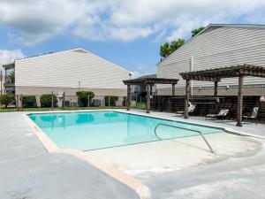 a large swimming pool in front of a building at Cozy Comfort 1BR - Renovated, Private, Pet Welcome in Texas City +10 photos