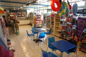 un negozio con tavoli e sedie blu in un negozio di Marina del Cantone Chalet a Nerano