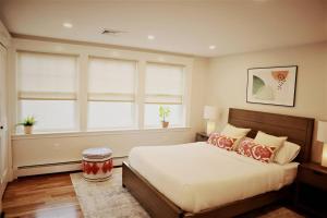 a bedroom with a large bed and a window at 2BR Suite - Bright - Modern - Central AC - Parking in Arlington