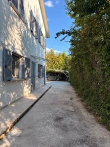 an empty street next to a building with a car parked at Forte dei marmi casa vacanza in Forte dei Marmi +8 photos