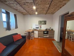 a living room with a couch and a kitchen at Casa Simon in Lanciano