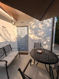 a patio with a table and chairs and a door at Forte dei marmi casa vacanza in Forte dei Marmi