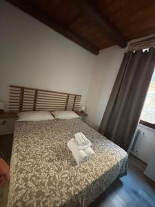 a bedroom with a bed with two towels on it at Casa Simon in Lanciano