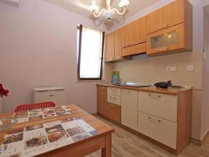 uma cozinha com uma mesa e uma bancada em Apartments Dvigradska 1103 em Porec