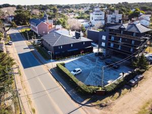 an aerial view of a house with a car on a driveway at Stream Suites Pinamar in Ostende