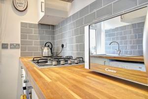 a kitchen with a stove and a counter top at Kingspark Apartment Apartment in Glasgow