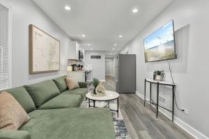 a living room with a green couch and a table at Cozy 4BR 2BA Worth Home in Worth