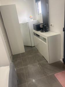 a small white room with a tiled floor at Studio moderne in Salles