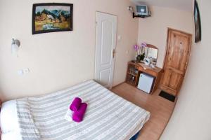 Łóżko lub łóżka w pokoju w obiekcie Victoria Rooms