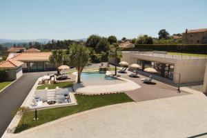 Draufsicht auf einen Swimmingpool in einem Ferienresort in der Unterkunft Maison Vale in Amarante