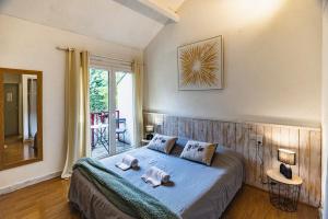 a bedroom with a bed with towels on it at Hotel de la Bonnheure in Bracieux