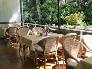 eine Terrasse mit einem Tisch, Stühlen und Blumen in der Unterkunft Hotel Stephan in Hamburg