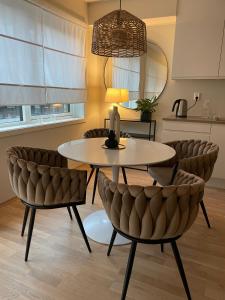a dining room with a table and chairs at Modern apartment with a private garage in Lørenskog Oslo in Lorenskog