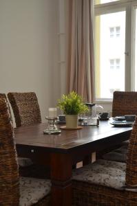 drewniany stół z rośliną na górze w obiekcie BerlinBerlin w Berlinie