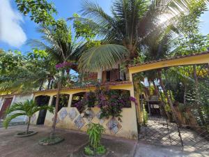 a building with palm trees and flowers on it at Casa da Tia in Salvaterra