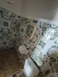 a bathroom with a toilet and a sink and a mirror at Casa da Tia in Salvaterra