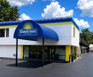 a days inn sign in front of a building at Days Inn by Wyndham Gainesville Hospital - University Area in Gainesville +19 photos